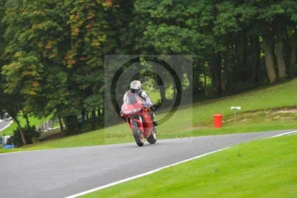 Motorcycle action photographs;cadwell;cadwell park photographs;event digital images;eventdigitalimages;motor racing louth lincolnshire;no limits trackday;peter wileman photography;trackday;trackday digital images;trackday photos