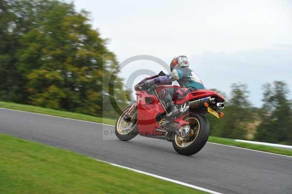 Motorcycle action photographs;cadwell;cadwell park photographs;event digital images;eventdigitalimages;motor racing louth lincolnshire;no limits trackday;peter wileman photography;trackday;trackday digital images;trackday photos