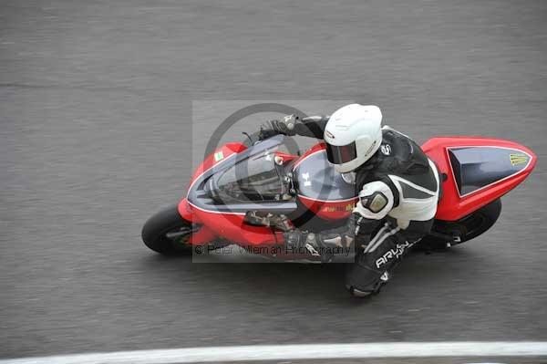 Motorcycle action photographs;cadwell;cadwell park photographs;event digital images;eventdigitalimages;motor racing louth lincolnshire;no limits trackday;peter wileman photography;trackday;trackday digital images;trackday photos