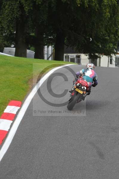 Motorcycle action photographs;cadwell;cadwell park photographs;event digital images;eventdigitalimages;motor racing louth lincolnshire;no limits trackday;peter wileman photography;trackday;trackday digital images;trackday photos