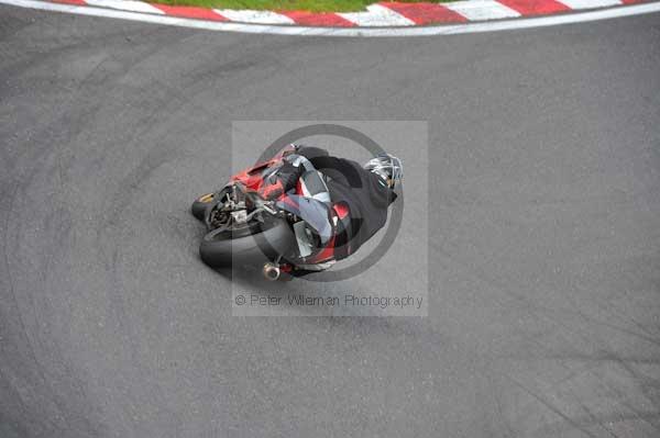 Motorcycle action photographs;cadwell;cadwell park photographs;event digital images;eventdigitalimages;motor racing louth lincolnshire;no limits trackday;peter wileman photography;trackday;trackday digital images;trackday photos