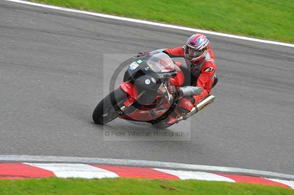 Motorcycle action photographs;cadwell;cadwell park photographs;event digital images;eventdigitalimages;motor racing louth lincolnshire;no limits trackday;peter wileman photography;trackday;trackday digital images;trackday photos