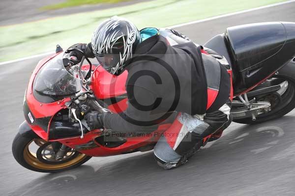 Motorcycle action photographs;cadwell;cadwell park photographs;event digital images;eventdigitalimages;motor racing louth lincolnshire;no limits trackday;peter wileman photography;trackday;trackday digital images;trackday photos