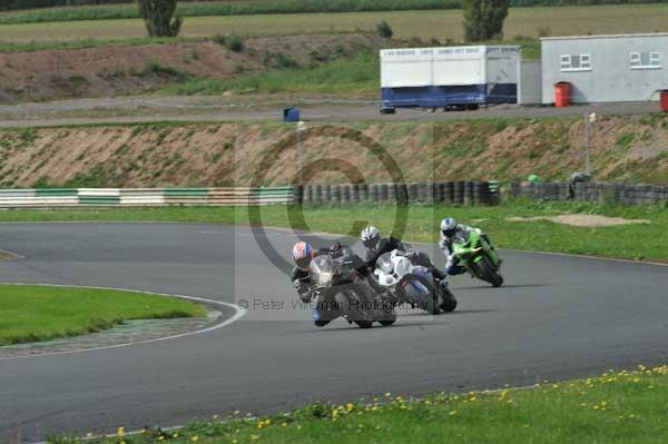 Mallory park Leicestershire;Mallory park photographs;Motorcycle action photographs;event digital images;eventdigitalimages;mallory park;no limits trackday;peter wileman photography;trackday;trackday digital images;trackday photos