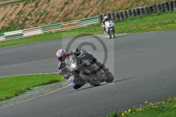 Mallory park Leicestershire;Mallory park photographs;Motorcycle action photographs;event digital images;eventdigitalimages;mallory park;no limits trackday;peter wileman photography;trackday;trackday digital images;trackday photos