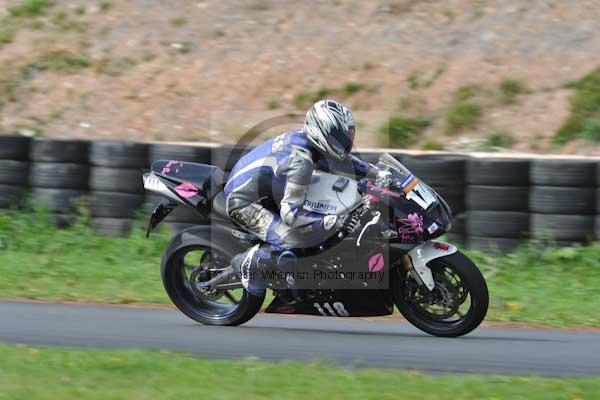 Mallory park Leicestershire;Mallory park photographs;Motorcycle action photographs;event digital images;eventdigitalimages;mallory park;no limits trackday;peter wileman photography;trackday;trackday digital images;trackday photos