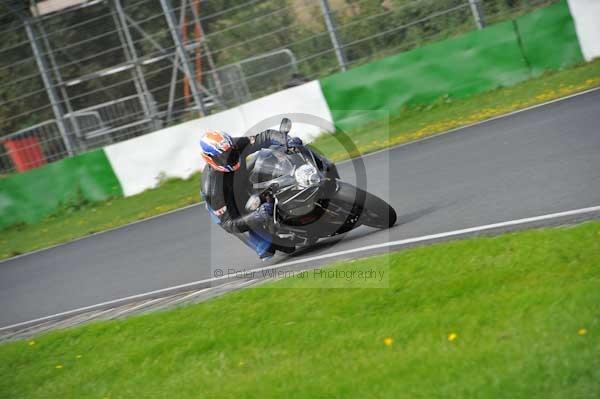 Mallory park Leicestershire;Mallory park photographs;Motorcycle action photographs;event digital images;eventdigitalimages;mallory park;no limits trackday;peter wileman photography;trackday;trackday digital images;trackday photos