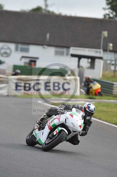 Mallory park Leicestershire;Mallory park photographs;Motorcycle action photographs;event digital images;eventdigitalimages;mallory park;no limits trackday;peter wileman photography;trackday;trackday digital images;trackday photos