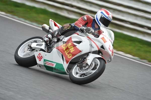 Mallory park Leicestershire;Mallory park photographs;Motorcycle action photographs;event digital images;eventdigitalimages;mallory park;no limits trackday;peter wileman photography;trackday;trackday digital images;trackday photos