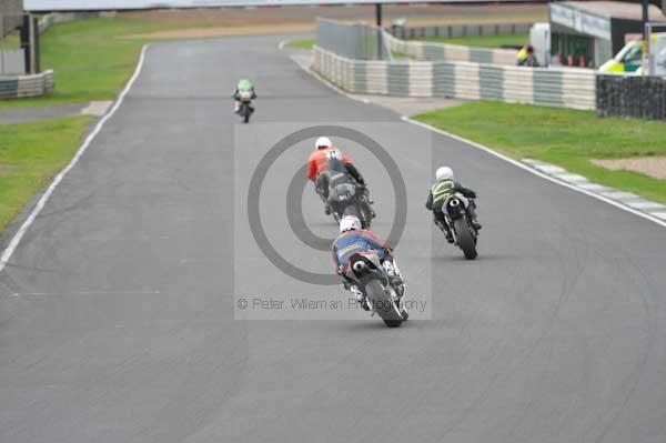 Mallory park Leicestershire;Mallory park photographs;Motorcycle action photographs;event digital images;eventdigitalimages;mallory park;no limits trackday;peter wileman photography;trackday;trackday digital images;trackday photos