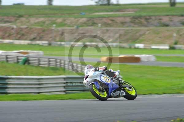 Mallory park Leicestershire;Mallory park photographs;Motorcycle action photographs;event digital images;eventdigitalimages;mallory park;no limits trackday;peter wileman photography;trackday;trackday digital images;trackday photos