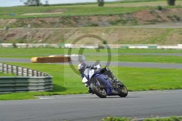 Mallory park Leicestershire;Mallory park photographs;Motorcycle action photographs;event digital images;eventdigitalimages;mallory park;no limits trackday;peter wileman photography;trackday;trackday digital images;trackday photos