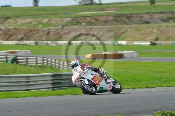 Mallory park Leicestershire;Mallory park photographs;Motorcycle action photographs;event digital images;eventdigitalimages;mallory park;no limits trackday;peter wileman photography;trackday;trackday digital images;trackday photos