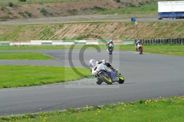Mallory park Leicestershire;Mallory park photographs;Motorcycle action photographs;event digital images;eventdigitalimages;mallory park;no limits trackday;peter wileman photography;trackday;trackday digital images;trackday photos