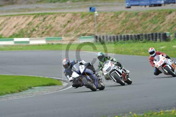 Mallory park Leicestershire;Mallory park photographs;Motorcycle action photographs;event digital images;eventdigitalimages;mallory park;no limits trackday;peter wileman photography;trackday;trackday digital images;trackday photos