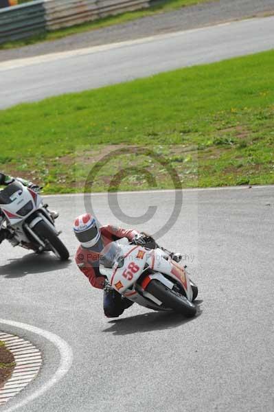 Mallory park Leicestershire;Mallory park photographs;Motorcycle action photographs;event digital images;eventdigitalimages;mallory park;no limits trackday;peter wileman photography;trackday;trackday digital images;trackday photos