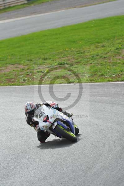 Mallory park Leicestershire;Mallory park photographs;Motorcycle action photographs;event digital images;eventdigitalimages;mallory park;no limits trackday;peter wileman photography;trackday;trackday digital images;trackday photos