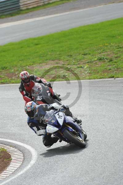 Mallory park Leicestershire;Mallory park photographs;Motorcycle action photographs;event digital images;eventdigitalimages;mallory park;no limits trackday;peter wileman photography;trackday;trackday digital images;trackday photos