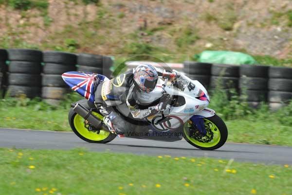 Mallory park Leicestershire;Mallory park photographs;Motorcycle action photographs;event digital images;eventdigitalimages;mallory park;no limits trackday;peter wileman photography;trackday;trackday digital images;trackday photos