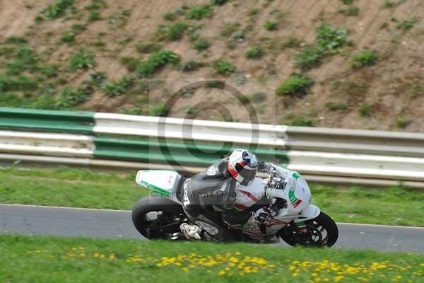 Mallory park Leicestershire;Mallory park photographs;Motorcycle action photographs;event digital images;eventdigitalimages;mallory park;no limits trackday;peter wileman photography;trackday;trackday digital images;trackday photos