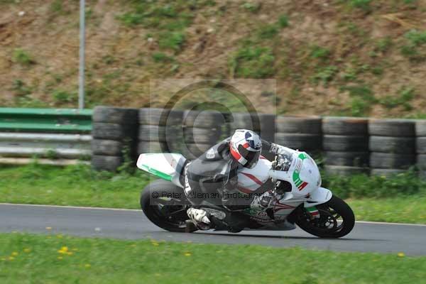Mallory park Leicestershire;Mallory park photographs;Motorcycle action photographs;event digital images;eventdigitalimages;mallory park;no limits trackday;peter wileman photography;trackday;trackday digital images;trackday photos