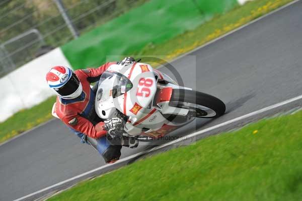 Mallory park Leicestershire;Mallory park photographs;Motorcycle action photographs;event digital images;eventdigitalimages;mallory park;no limits trackday;peter wileman photography;trackday;trackday digital images;trackday photos