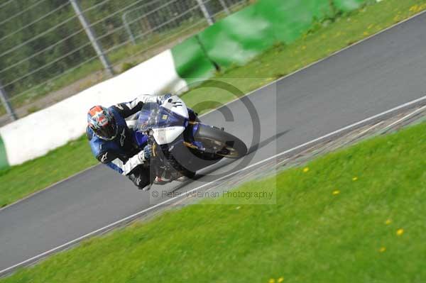 Mallory park Leicestershire;Mallory park photographs;Motorcycle action photographs;event digital images;eventdigitalimages;mallory park;no limits trackday;peter wileman photography;trackday;trackday digital images;trackday photos