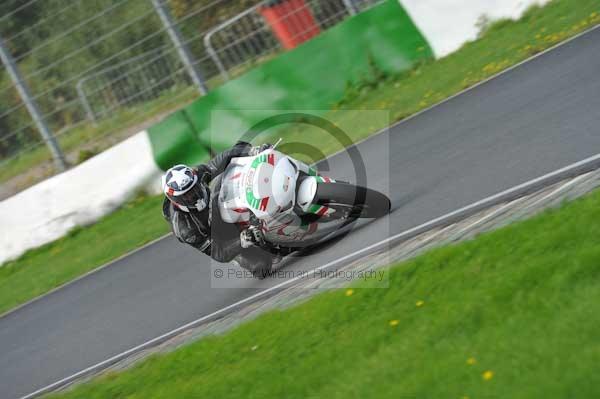 Mallory park Leicestershire;Mallory park photographs;Motorcycle action photographs;event digital images;eventdigitalimages;mallory park;no limits trackday;peter wileman photography;trackday;trackday digital images;trackday photos