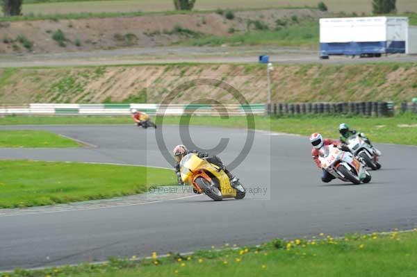 Mallory park Leicestershire;Mallory park photographs;Motorcycle action photographs;event digital images;eventdigitalimages;mallory park;no limits trackday;peter wileman photography;trackday;trackday digital images;trackday photos