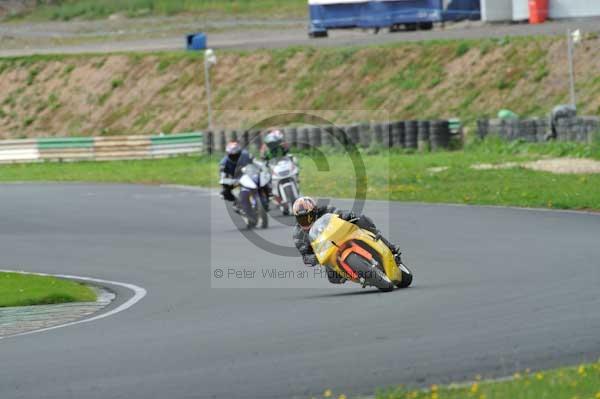 Mallory park Leicestershire;Mallory park photographs;Motorcycle action photographs;event digital images;eventdigitalimages;mallory park;no limits trackday;peter wileman photography;trackday;trackday digital images;trackday photos
