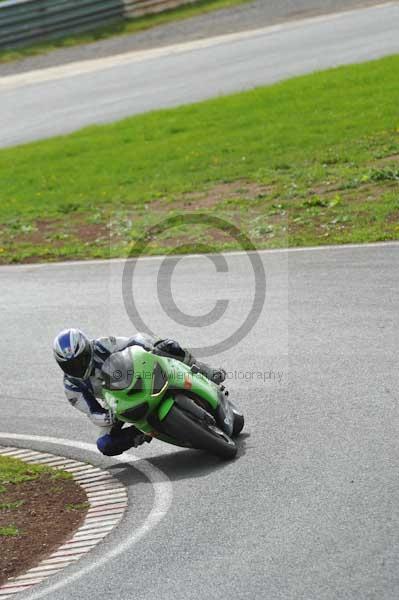 Mallory park Leicestershire;Mallory park photographs;Motorcycle action photographs;event digital images;eventdigitalimages;mallory park;no limits trackday;peter wileman photography;trackday;trackday digital images;trackday photos