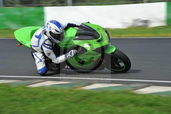 Mallory park Leicestershire;Mallory park photographs;Motorcycle action photographs;event digital images;eventdigitalimages;mallory park;no limits trackday;peter wileman photography;trackday;trackday digital images;trackday photos