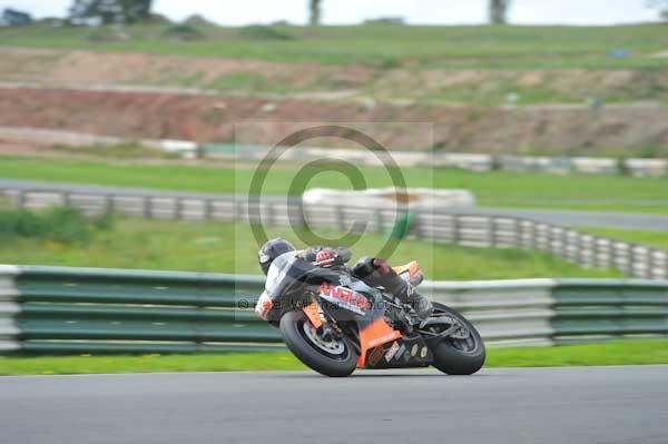 Mallory park Leicestershire;Mallory park photographs;Motorcycle action photographs;event digital images;eventdigitalimages;mallory park;no limits trackday;peter wileman photography;trackday;trackday digital images;trackday photos