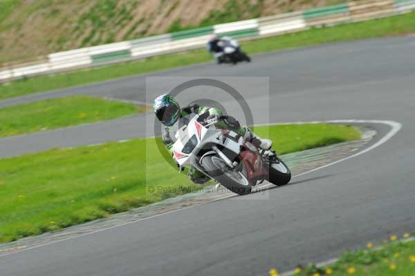 Mallory park Leicestershire;Mallory park photographs;Motorcycle action photographs;event digital images;eventdigitalimages;mallory park;no limits trackday;peter wileman photography;trackday;trackday digital images;trackday photos