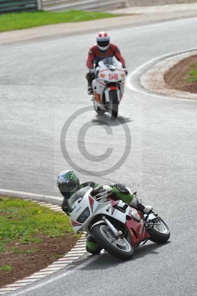 Mallory park Leicestershire;Mallory park photographs;Motorcycle action photographs;event digital images;eventdigitalimages;mallory park;no limits trackday;peter wileman photography;trackday;trackday digital images;trackday photos