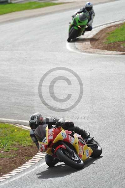 Mallory park Leicestershire;Mallory park photographs;Motorcycle action photographs;event digital images;eventdigitalimages;mallory park;no limits trackday;peter wileman photography;trackday;trackday digital images;trackday photos