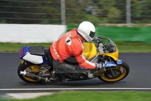 Mallory park Leicestershire;Mallory park photographs;Motorcycle action photographs;event digital images;eventdigitalimages;mallory park;no limits trackday;peter wileman photography;trackday;trackday digital images;trackday photos