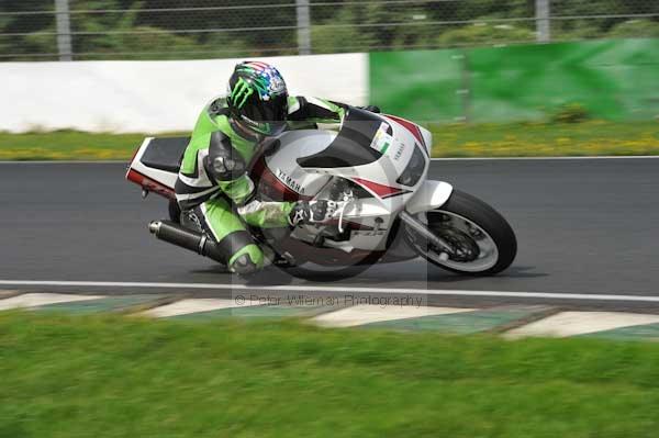 Mallory park Leicestershire;Mallory park photographs;Motorcycle action photographs;event digital images;eventdigitalimages;mallory park;no limits trackday;peter wileman photography;trackday;trackday digital images;trackday photos