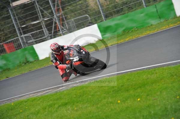 Mallory park Leicestershire;Mallory park photographs;Motorcycle action photographs;event digital images;eventdigitalimages;mallory park;no limits trackday;peter wileman photography;trackday;trackday digital images;trackday photos