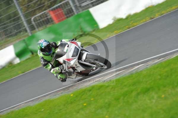 Mallory park Leicestershire;Mallory park photographs;Motorcycle action photographs;event digital images;eventdigitalimages;mallory park;no limits trackday;peter wileman photography;trackday;trackday digital images;trackday photos