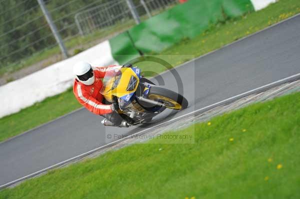 Mallory park Leicestershire;Mallory park photographs;Motorcycle action photographs;event digital images;eventdigitalimages;mallory park;no limits trackday;peter wileman photography;trackday;trackday digital images;trackday photos