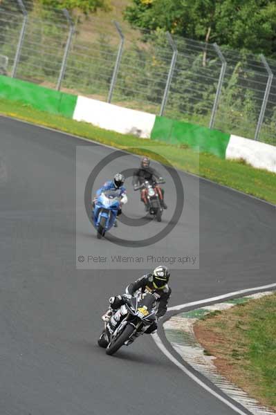 Mallory park Leicestershire;Mallory park photographs;Motorcycle action photographs;event digital images;eventdigitalimages;mallory park;no limits trackday;peter wileman photography;trackday;trackday digital images;trackday photos