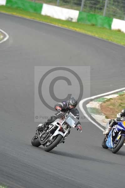 Mallory park Leicestershire;Mallory park photographs;Motorcycle action photographs;event digital images;eventdigitalimages;mallory park;no limits trackday;peter wileman photography;trackday;trackday digital images;trackday photos