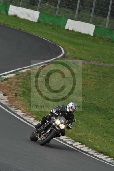 Mallory park Leicestershire;Mallory park photographs;Motorcycle action photographs;event digital images;eventdigitalimages;mallory park;no limits trackday;peter wileman photography;trackday;trackday digital images;trackday photos