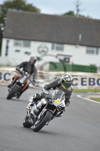 Mallory park Leicestershire;Mallory park photographs;Motorcycle action photographs;event digital images;eventdigitalimages;mallory park;no limits trackday;peter wileman photography;trackday;trackday digital images;trackday photos
