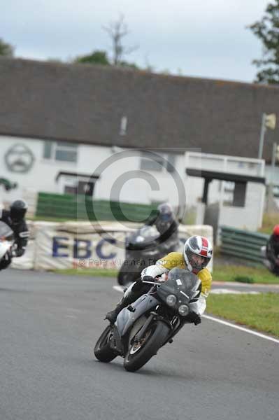 Mallory park Leicestershire;Mallory park photographs;Motorcycle action photographs;event digital images;eventdigitalimages;mallory park;no limits trackday;peter wileman photography;trackday;trackday digital images;trackday photos