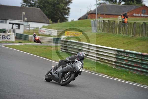 Mallory park Leicestershire;Mallory park photographs;Motorcycle action photographs;event digital images;eventdigitalimages;mallory park;no limits trackday;peter wileman photography;trackday;trackday digital images;trackday photos