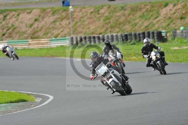 Mallory park Leicestershire;Mallory park photographs;Motorcycle action photographs;event digital images;eventdigitalimages;mallory park;no limits trackday;peter wileman photography;trackday;trackday digital images;trackday photos