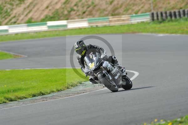 Mallory park Leicestershire;Mallory park photographs;Motorcycle action photographs;event digital images;eventdigitalimages;mallory park;no limits trackday;peter wileman photography;trackday;trackday digital images;trackday photos