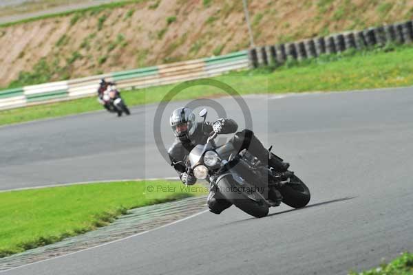 Mallory park Leicestershire;Mallory park photographs;Motorcycle action photographs;event digital images;eventdigitalimages;mallory park;no limits trackday;peter wileman photography;trackday;trackday digital images;trackday photos